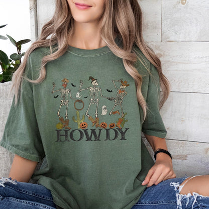 Halloween Comfort Colors T-Shirt Howdy Design Spooky Funny Cowboy Skeleton Halloween Party Outfit  - Bliss Birthday Shirts - Moss - S