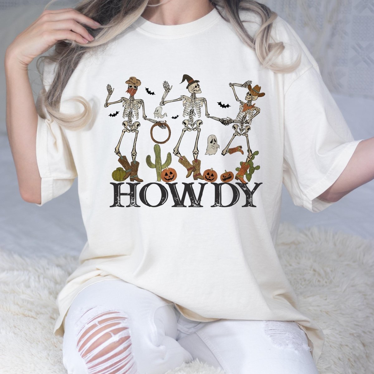 Halloween Comfort Colors T-Shirt Howdy Design Spooky Funny Cowboy Skeleton Halloween Party Outfit  - Bliss Birthday Shirts - White - S